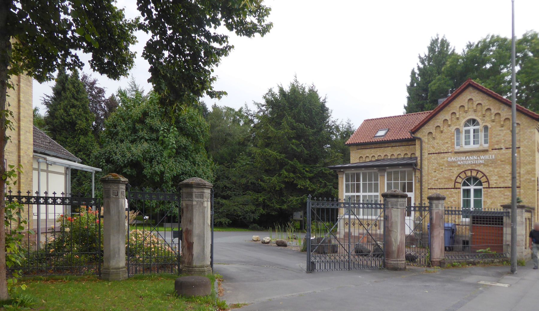 Historisches Torhaus mit geöffnetem schmiedeeisernem Friedhofstor auf Stadtfriedhof Göttingen
